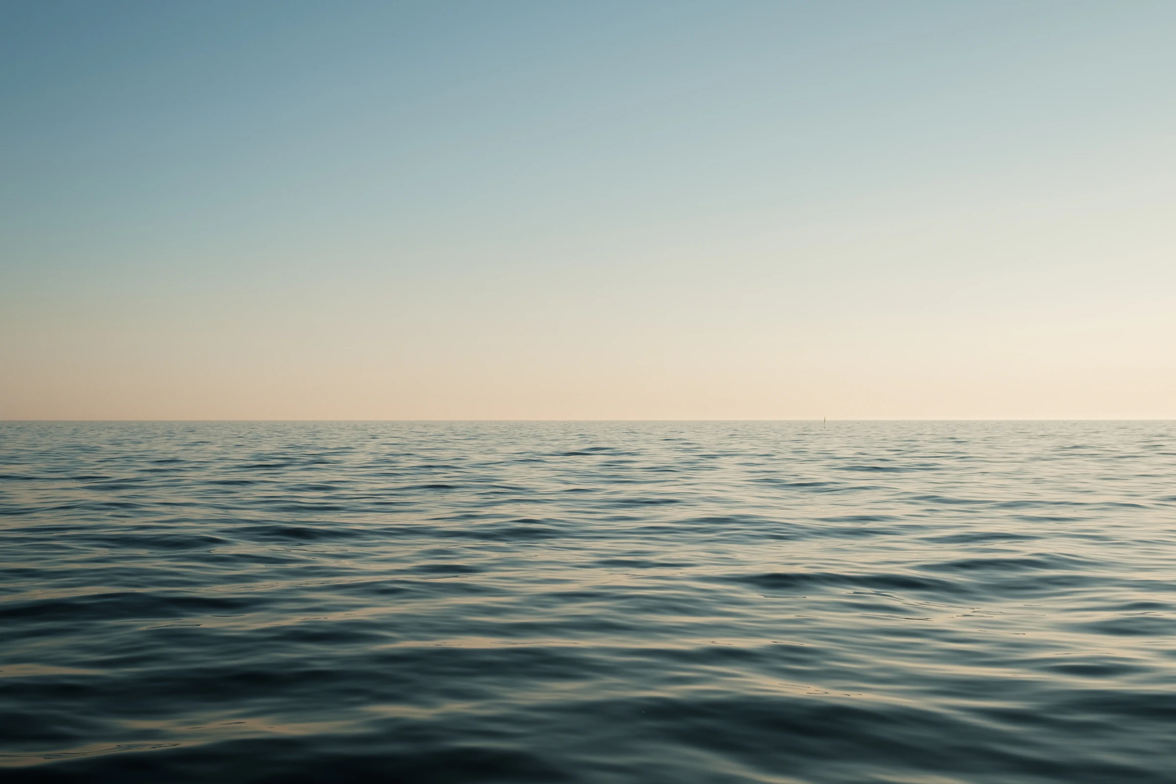 L’océan Atlantique, calme, au lever du jour